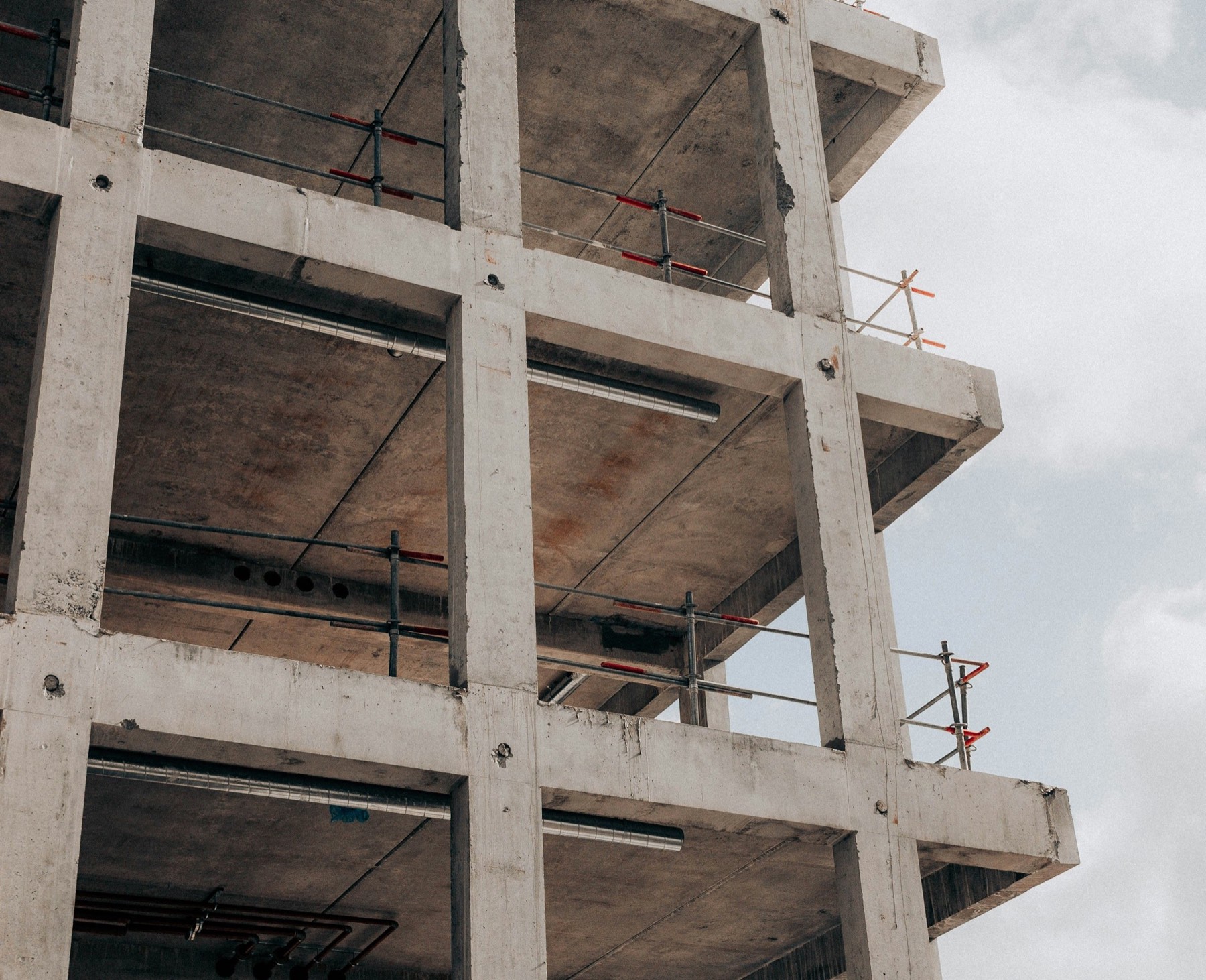 Structure en béton armé d'un immeuble en cours d'élévation, poteaux et dalles
